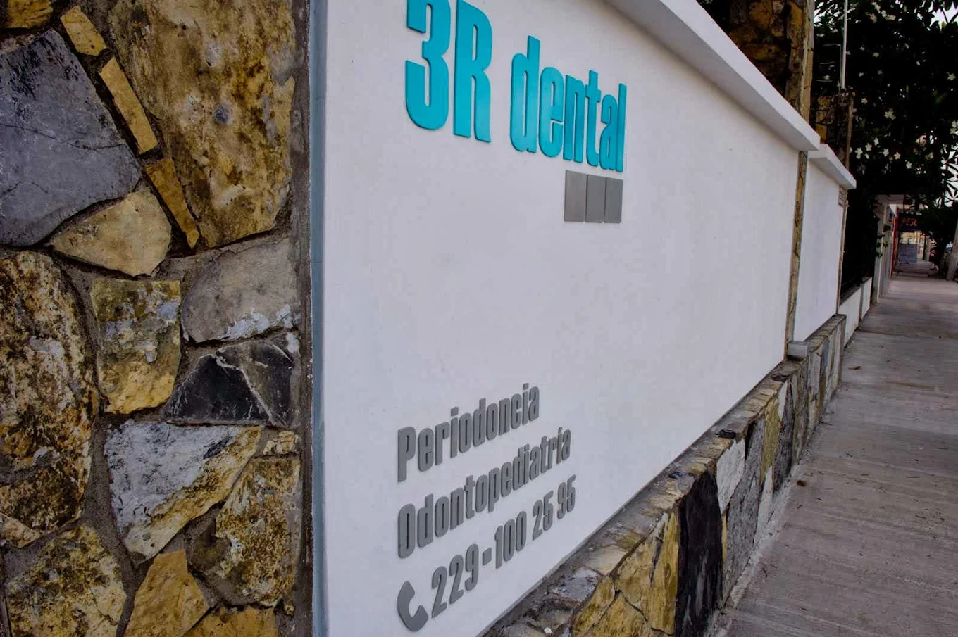 Detalle del acceso de 3R Dental con vista al área de espera